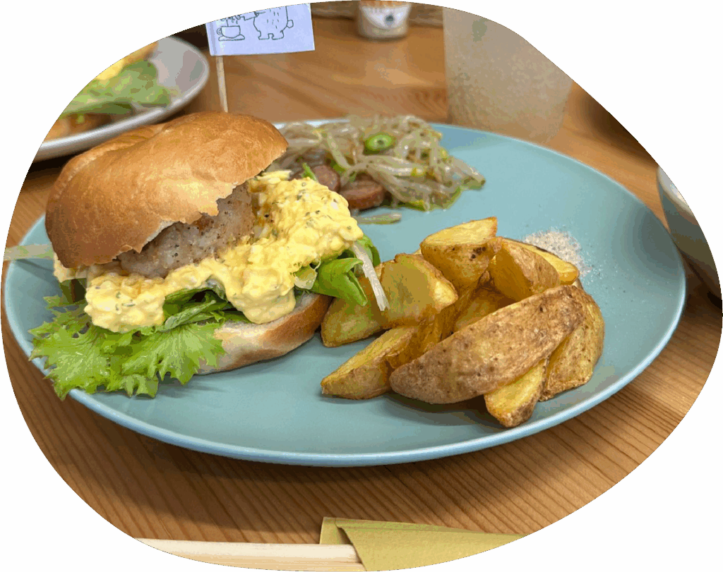 久万高原町のカフェで提供されるタルタルハンバーガーとポテトのセット